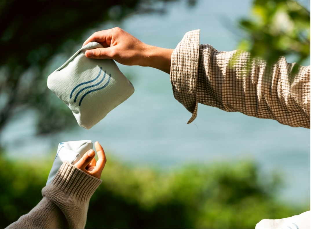 Joueurs lançant des sacs cornhole en extérieur